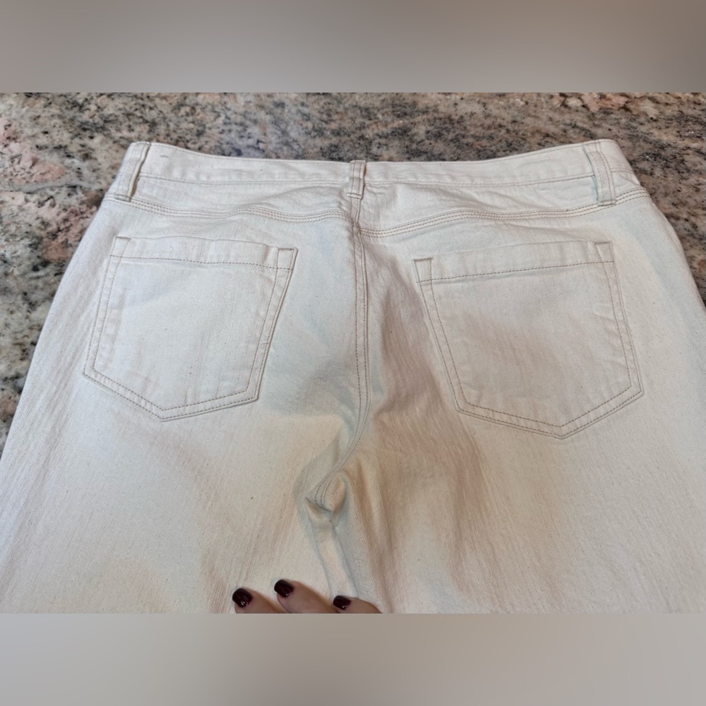 Ann Taylor Classic White Straight Leg Jeans. Size 8 Boyfriend cut - Picture 4 of 9